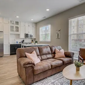  Apartment Frontdesk 500 West Trade Apts Fourth Ward